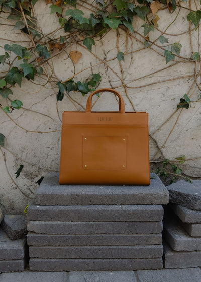 Model with a Panthera Maxi Brown