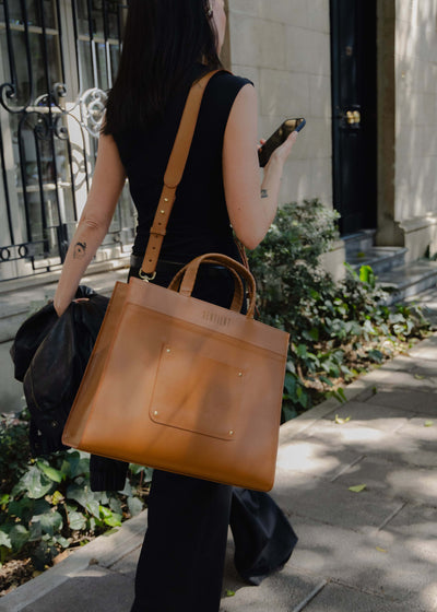 Model with a Panthera Maxi Brown