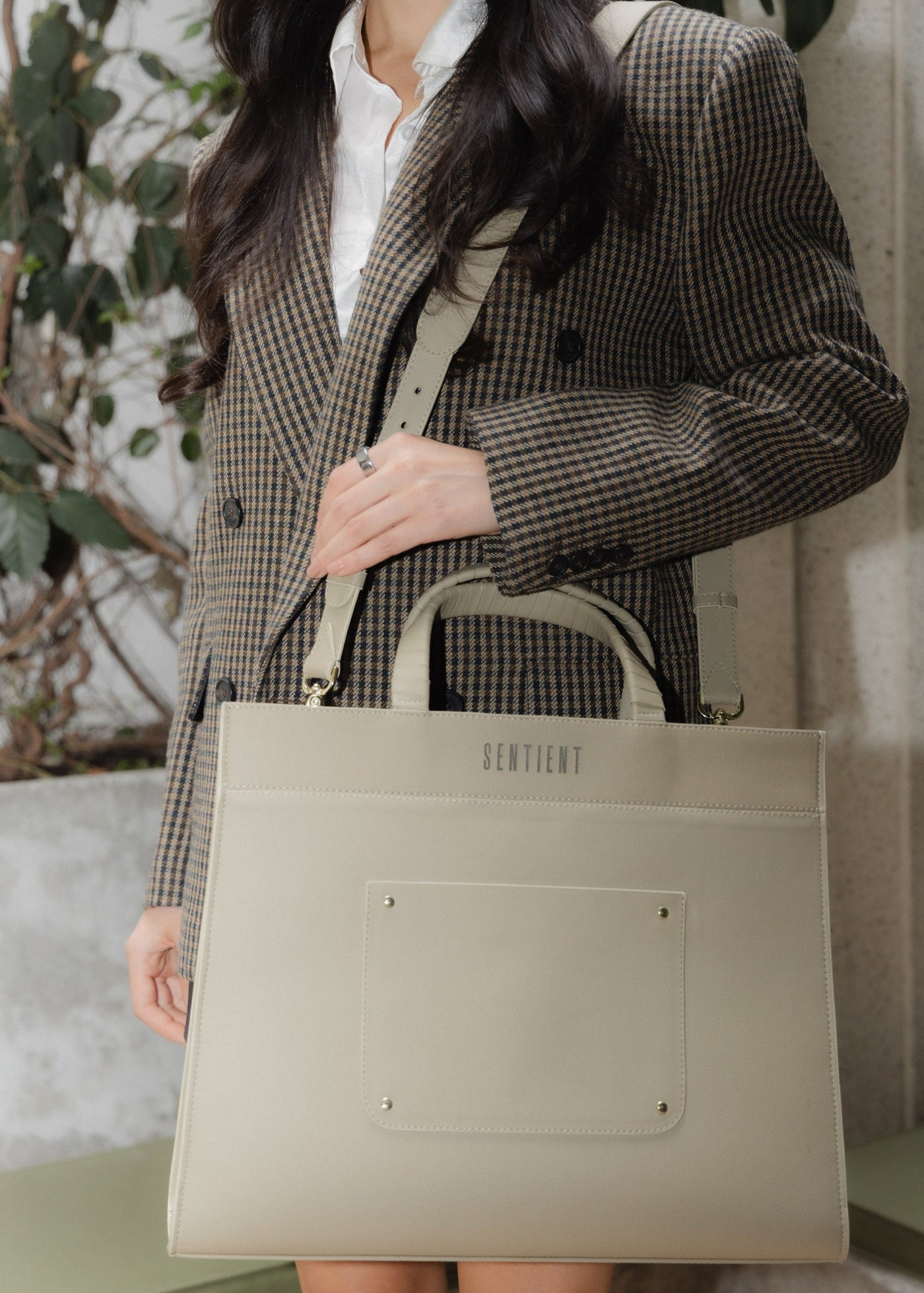 Model with Panthera Maxi Beige
