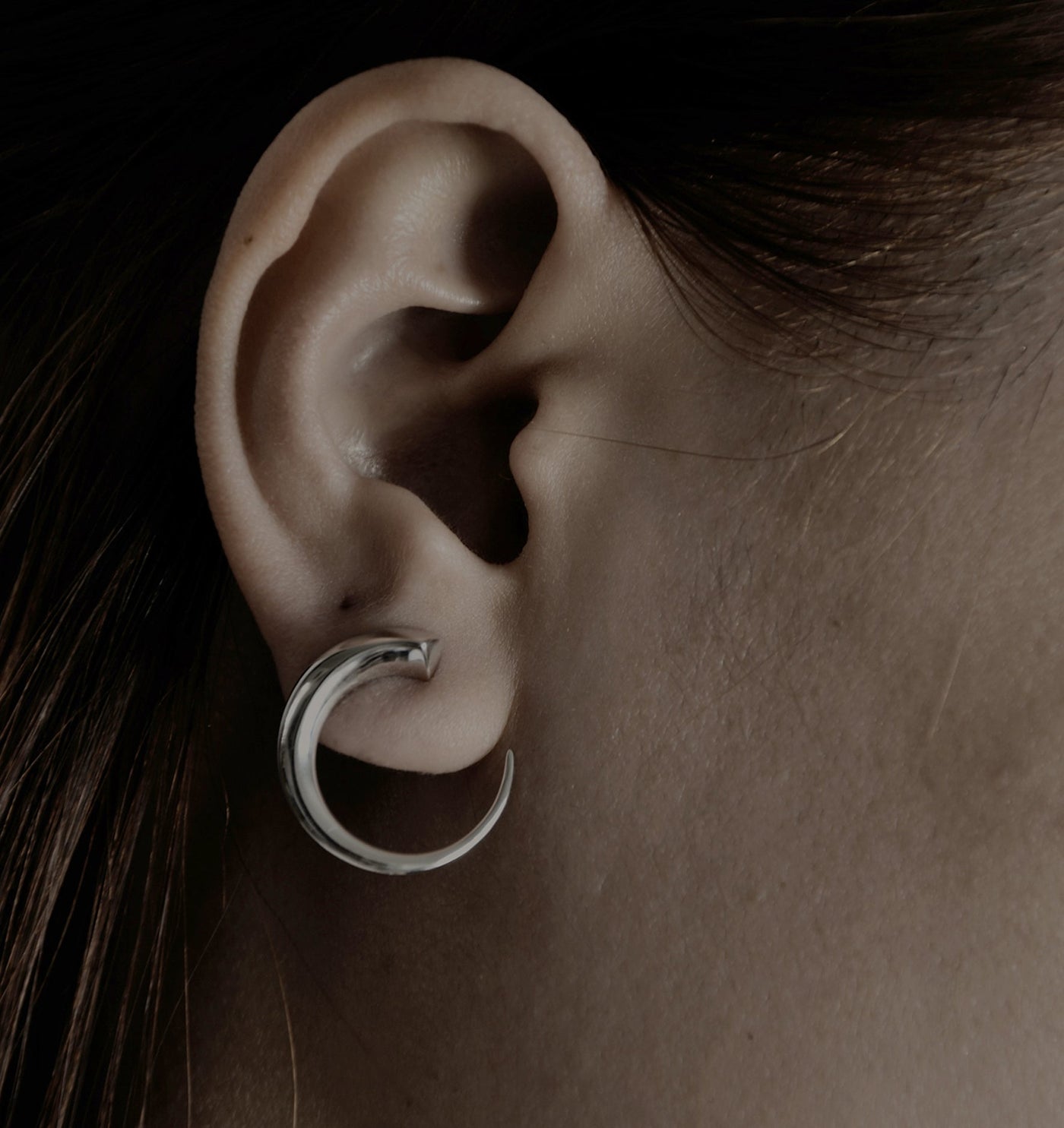 Nias Sculptural Hoop Earrings | Sterling Silver - White Rhodium